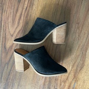 Close-toed, block heel, mule